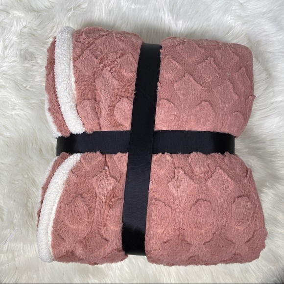 ✨SALE✨Royalty Dusty Rose Micromink Sherpa Throw - Picture 2 of 3